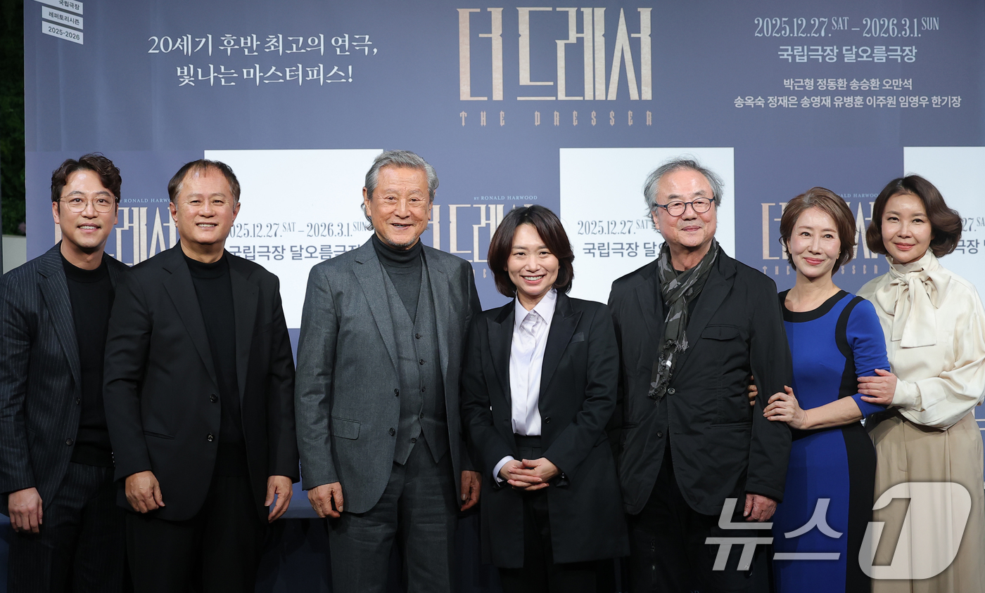 (서울=뉴스1) 권현진 기자 = 배우 오만석(왼쪽부터)과 송승환, 박근형, 장유정 연출, 정동환, 송옥숙, 정재은이 19일 오후 서울 종로구 예스24스테이지에서 열린 연극 '더 드 …