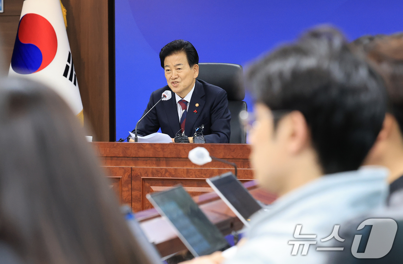 (서울=뉴스1) 임세영 기자 = 정동영 통일부 장관이 19일 서울 종로구 정부서울청사에서 업무보고 사후 브리핑을 하고 있다. 2025.12.19/뉴스1