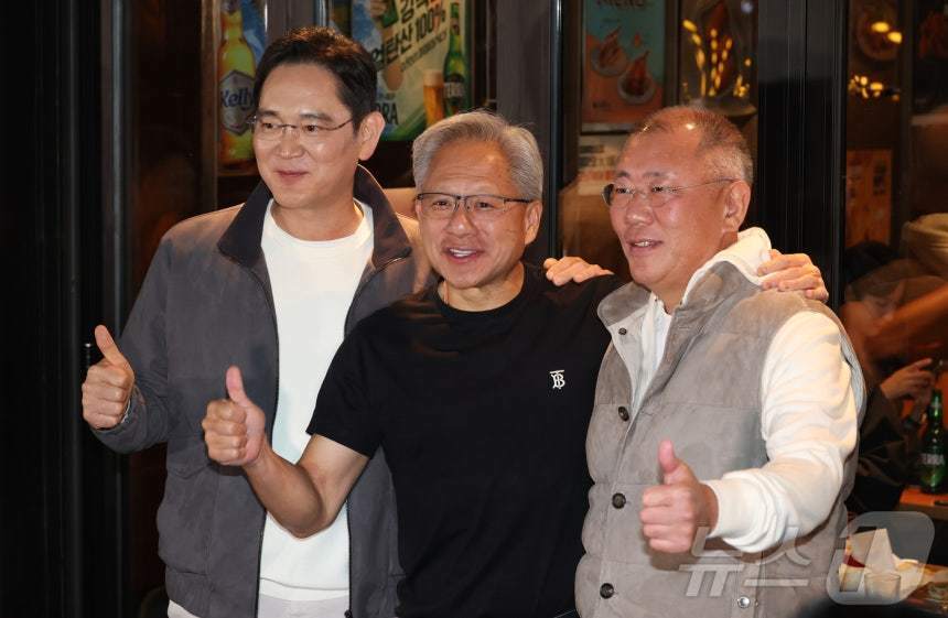 본문 이미지 - 젠슨 황 엔비디아 최고경영자가 지난해 10월 30일 서울 강남구 깐부치킨 삼성점에서 이재용 삼성전자 회장, 정의선 현대차그룹 회장과 함께 '치맥' 회동 후 기념촬영을 하고 있다. (공동취재)ⓒ News1 김진환 기자