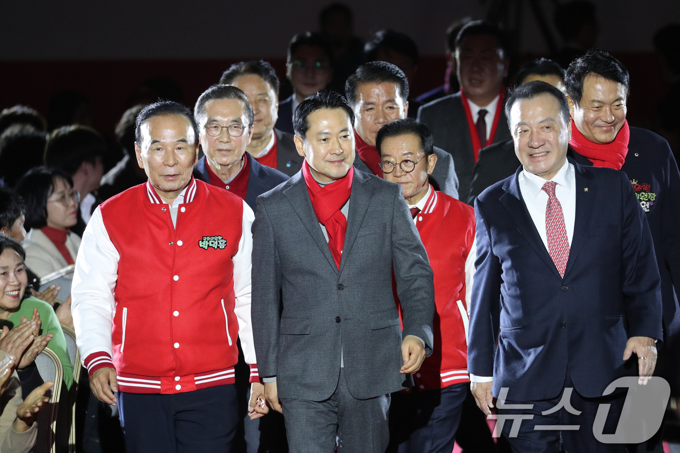 (청주=뉴스1) 김용빈 기자 = 장동혁 국민의힘 대표와 엄태영 충북도당위원장 등이 19일 충북 청주오스코에서 열린 충북도당 당원교육에 참석하고 있다. 2025.12.19/뉴스1