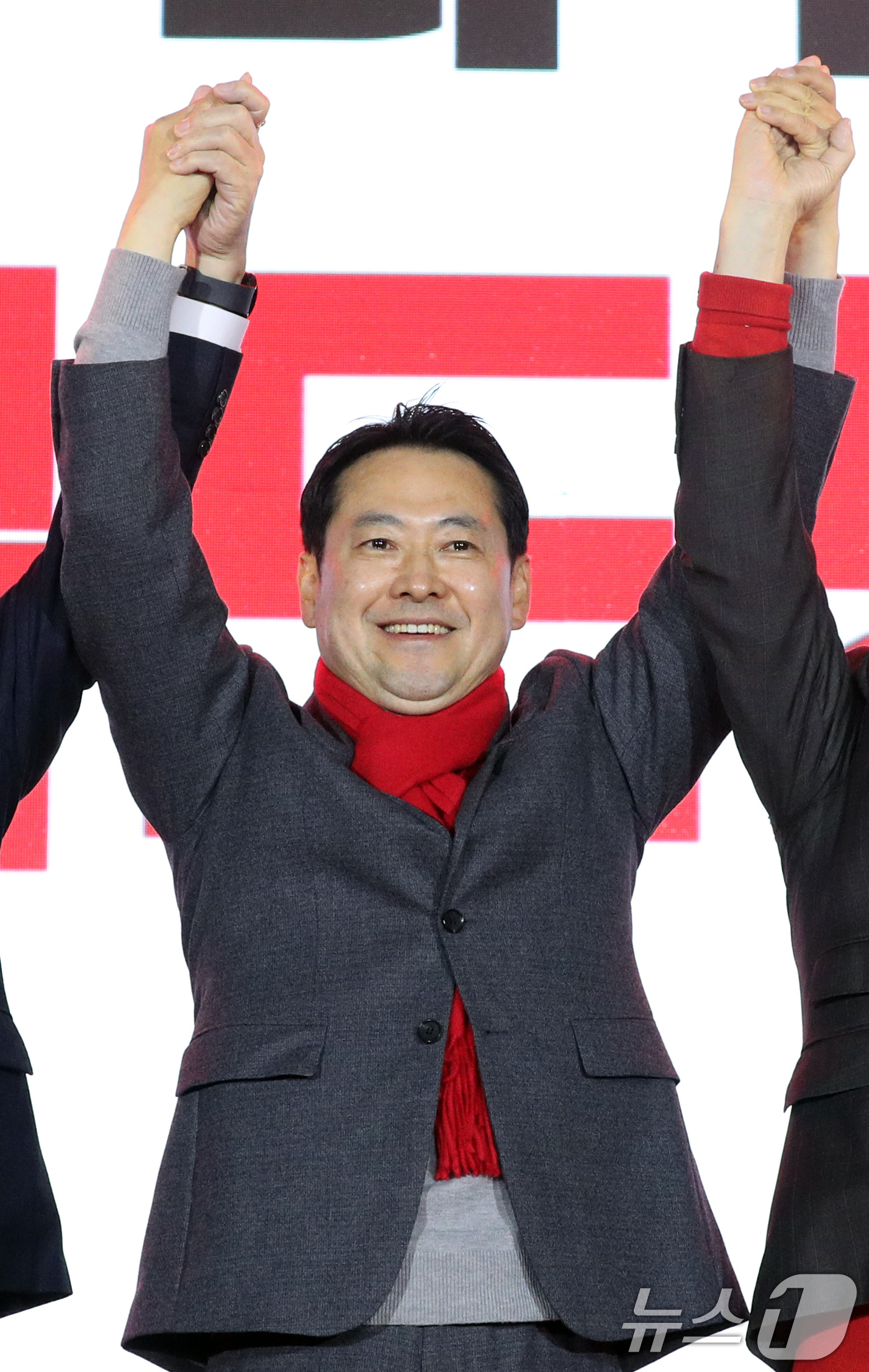 (청주=뉴스1) 김용빈 기자 = 장동혁 국민의힘 대표가 19일 충북 청주오스코에서 열린 충북도당 당원교육에 참석해 인사하고 있다. 2025.12.19/뉴스1