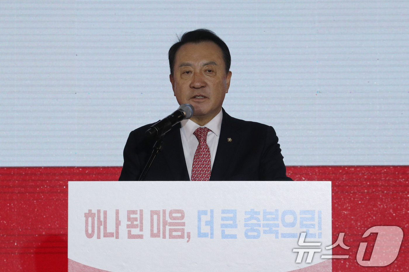 (청주=뉴스1) 김용빈 기자 = 엄태영 충북도당위원장이 19일 충북 청주오스코에서 열린 충북도당 당원교육에 참석해 개회사를 하고 있다.  2025.12.19/뉴스1