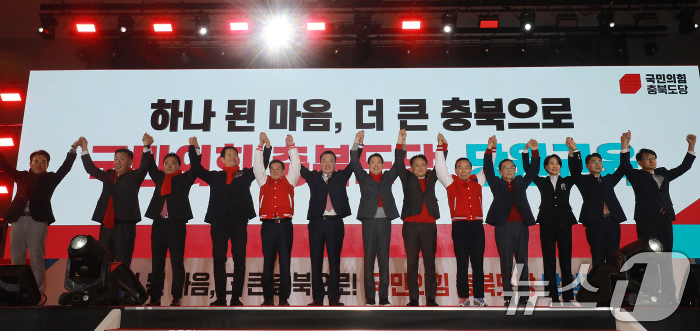 (청주=뉴스1) 김용빈 기자 = 장동혁 국민의힘 대표가 19일 충북 청주오스코에서 열린 충북도당 당원교육에 참석해 인사하고 있다.2025.12.19/뉴스1