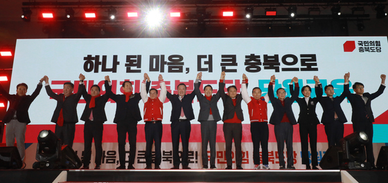 당원에게 인사하는 장동혁 대표