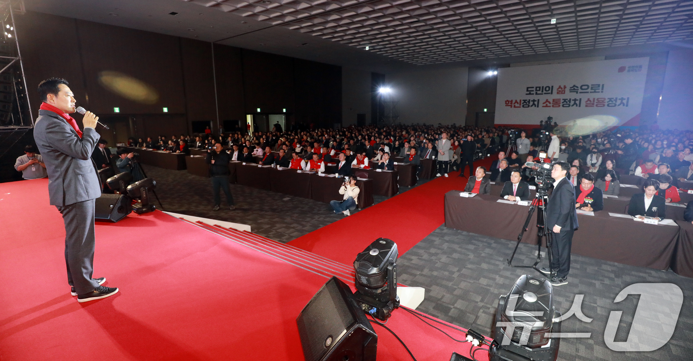 (청주=뉴스1) 김용빈 기자 = 장동혁 국민의힘 대표가 19일 충북 청주오스코에서 열린 충북도당 당원교육에 참석해 축사하고 있다.  2025.12.19/뉴스1