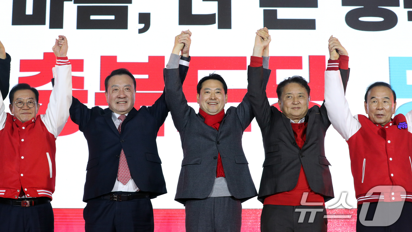 (청주=뉴스1) 김용빈 기자 = 장동혁 국민의힘 대표와 엄태영 충북도당위원장, 김영환 충북지사 등이 19일 충북 청주오스코에서 열린 충북도당 당원교육에 참석해 인사하고 있다. 20 …