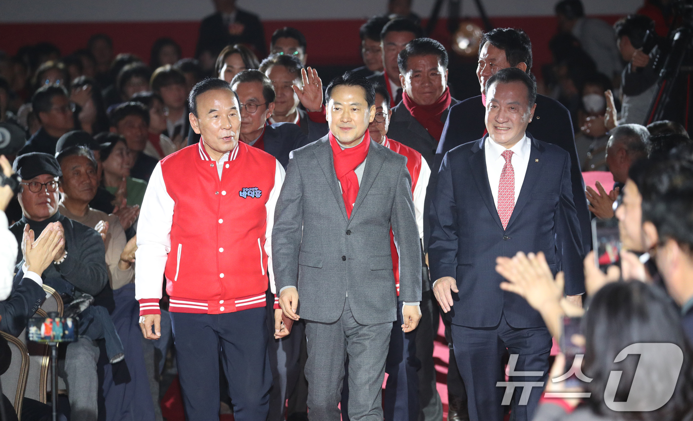 (청주=뉴스1) 김용빈 기자 = 장동혁 국민의힘 대표와 엄태영 충북도당위원장 등이 19일 충북 청주오스코에서 열린 충북도당 당원교육에 참석하고 있다. 2025.12.19/뉴스1