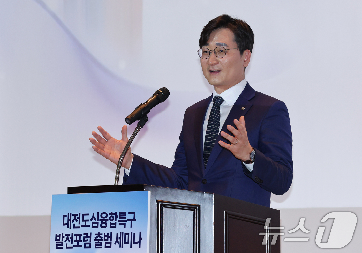 (대전=뉴스1) 김기태 기자 = 장철민 더불어민주당 의원이 19일 LH대전충남본부 대강당에서 열린 대전도심 융합특구 발전포럼 출범 세미나에서 경과보고를 하고 있다.대전도심 융합특구 …