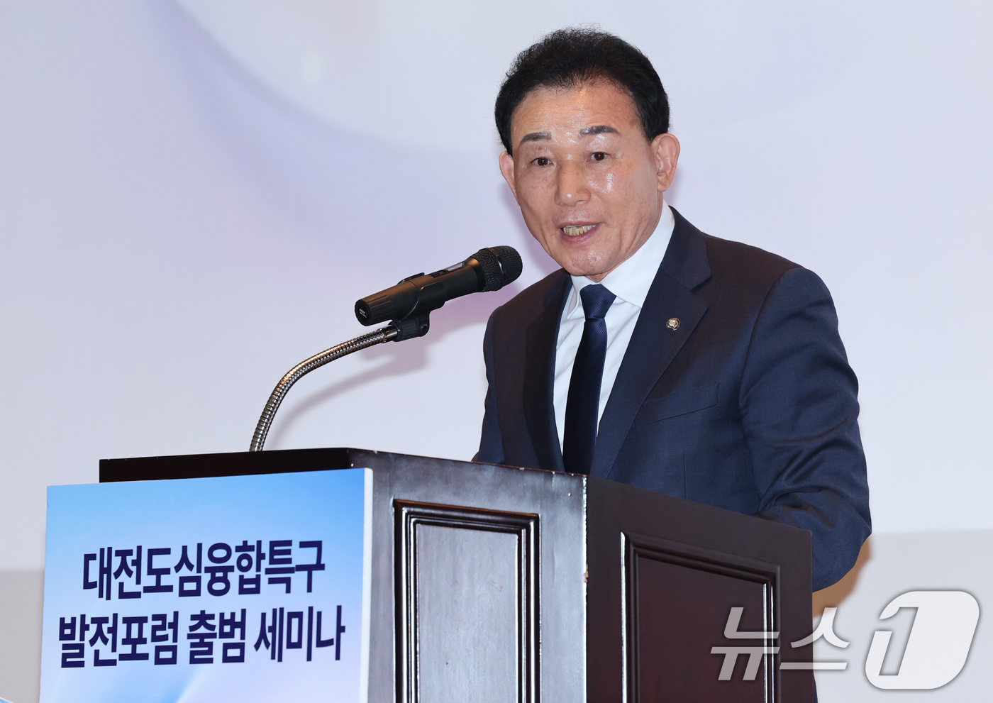 (대전=뉴스1) 김기태 기자 = 박용갑 더불어민주당 의원이 19일 LH대전충남본부 대강당에서 열린 대전도심 융합특구 발전포럼 출범 세미나에서 개회사를 하고 있다.대전도심 융합특구 …