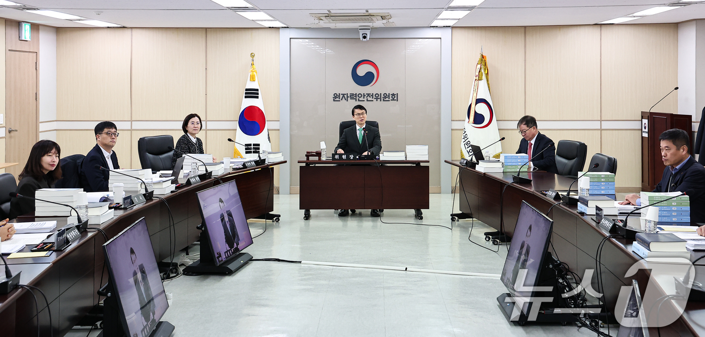 (서울=뉴스1) 김도우 기자 = 최원호 원자력안전위원회 위원장이 19일 서울 중구 원자력안전위원회에서 열린 제227회 회의에서 모두발언을 하고 있다. 2025.12.19/뉴스1