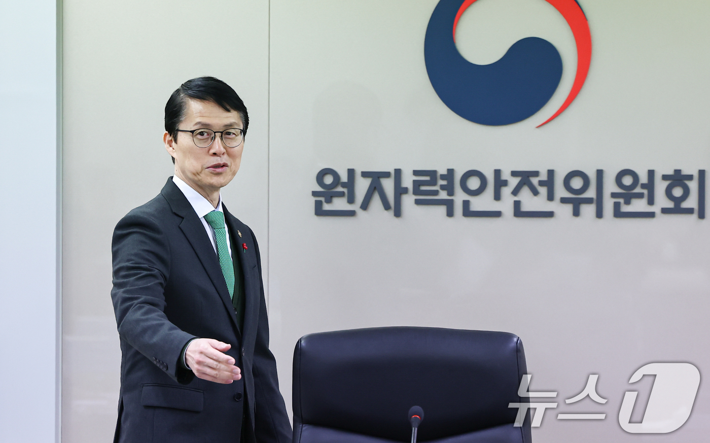 (서울=뉴스1) 김도우 기자 = 최원호 원자력안전위원회 위원장이 19일 서울 중구 원자력안전위원회에서 열린 제227회 회의에 참석하고 있다. 2025.12.19/뉴스1