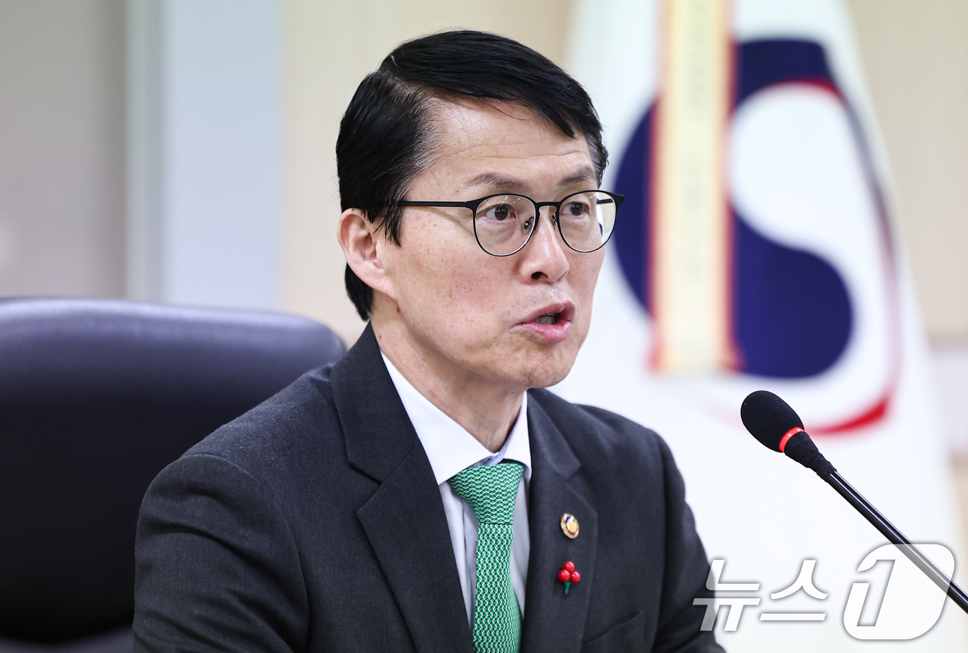 (서울=뉴스1) 김도우 기자 = 최원호 원자력안전위원회 위원장이 19일 서울 중구 원자력안전위원회에서 열린 제227회 회의에서 모두발언을 하고 있다. 2025.12.19/뉴스1