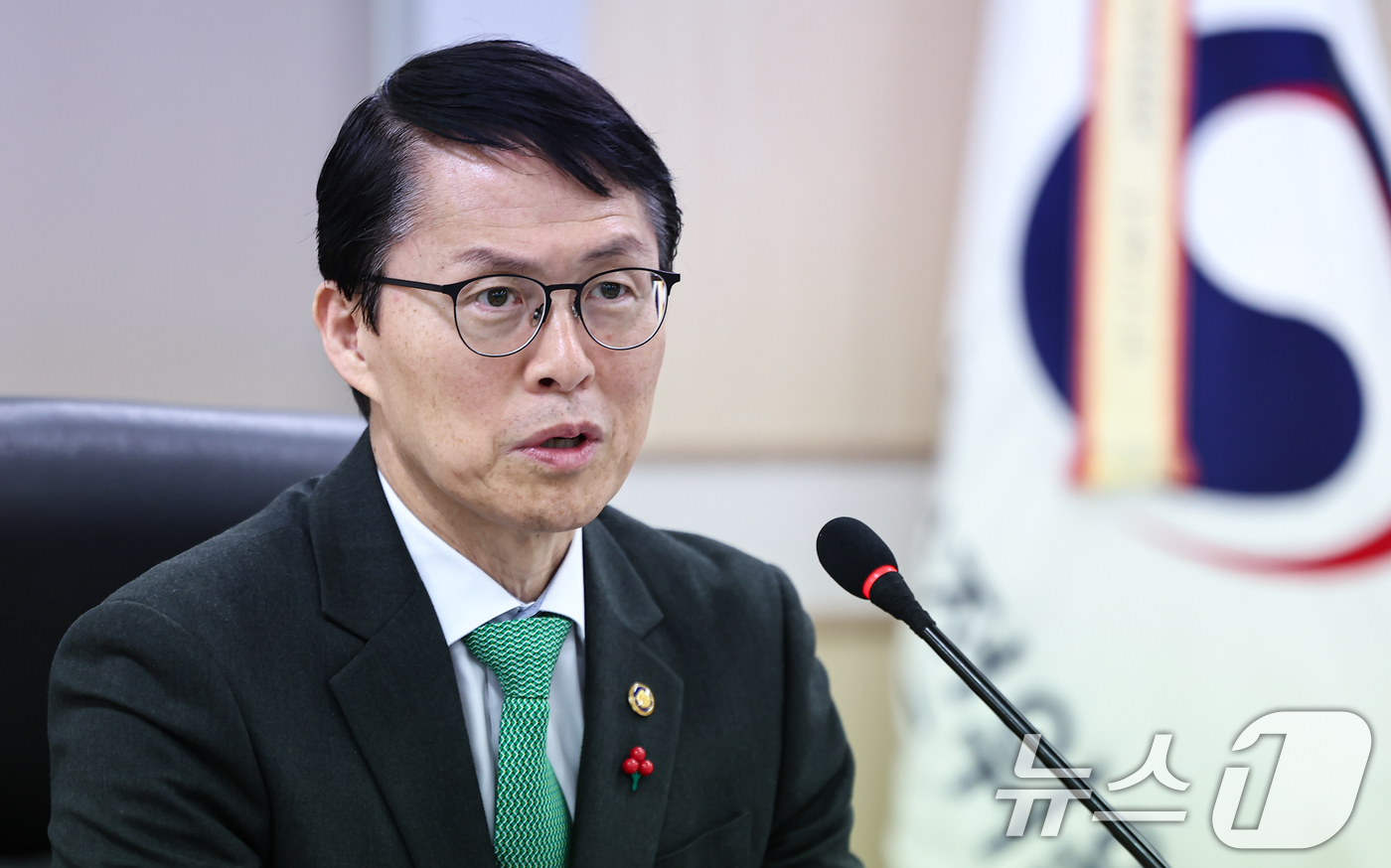 (서울=뉴스1) 김도우 기자 = 최원호 원자력안전위원회 위원장이 19일 서울 중구 원자력안전위원회에서 열린 제227회 회의에서 모두발언을 하고 있다. 2025.12.19/뉴스1