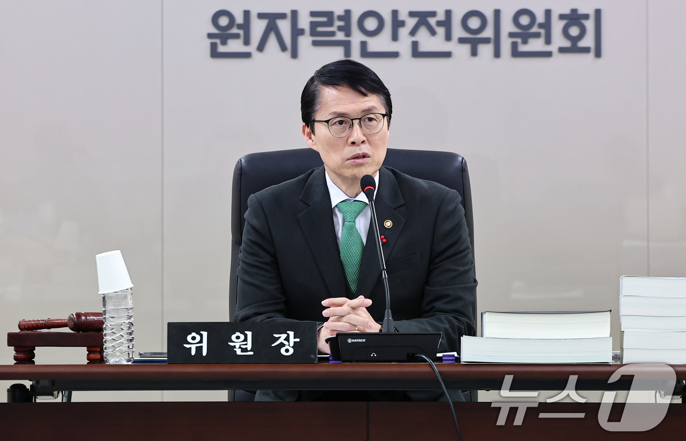 (서울=뉴스1) 김도우 기자 = 최원호 원자력안전위원회 위원장이 19일 서울 중구 원자력안전위원회에서 열린 제227회 회의에서 모두발언을 하고 있다. 2025.12.19/뉴스1