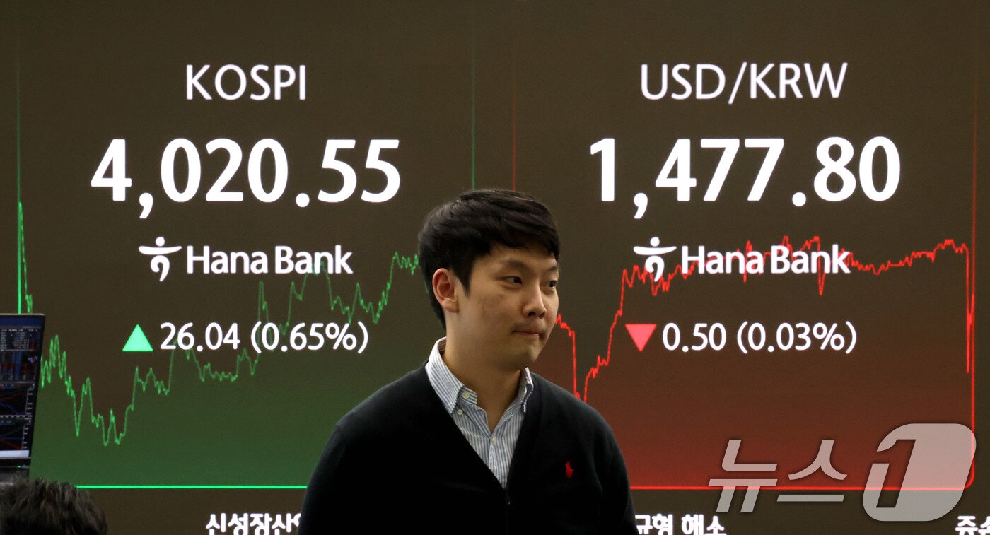 본문 이미지 - 19일 서울 중구 하나은행 딜링룸 현황판. 2025.12.19/뉴스1 ⓒ News1 이광호 기자