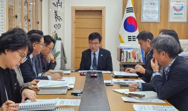 윤건영 교육감 "교사 부담 줄이는 게 교육의 본질 지키는 것"