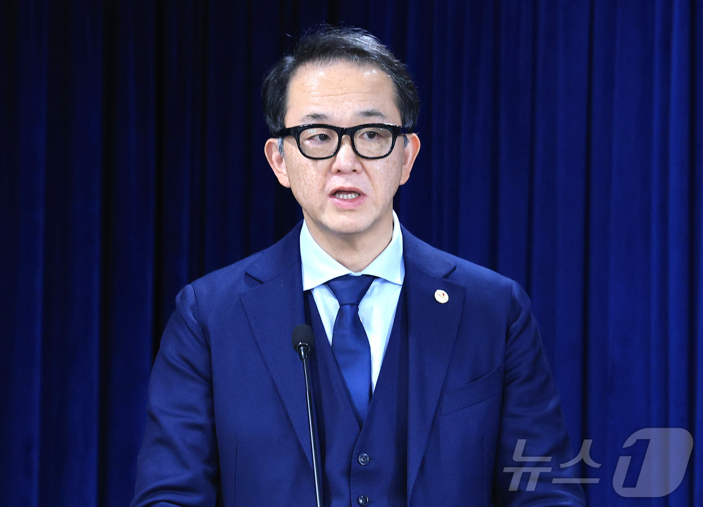 (서울=뉴스1) 임세영 기자 = 야수토 와타나베 아세안+3 거시경제조사기구(AMRO) 소장이 19일 서울 종로구 정부서울청사에서 AMRO 연례협의 결과 기자브리핑을 하고 있다. 2 …