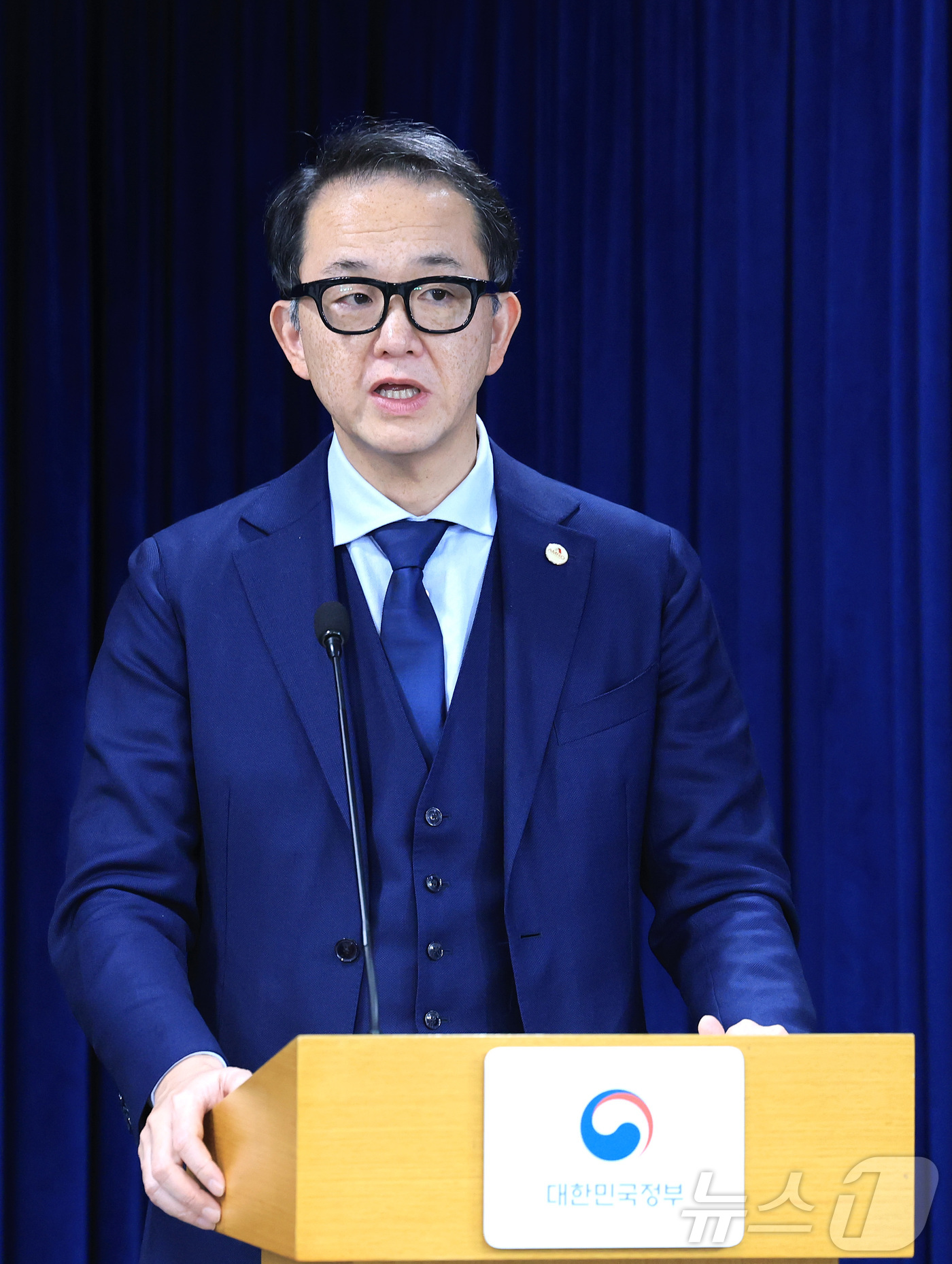 (서울=뉴스1) 임세영 기자 = 야수토 와타나베 아세안+3 거시경제조사기구(AMRO) 소장이 19일 서울 종로구 정부서울청사에서 AMRO 연례협의 결과 기자브리핑을 하고 있다. 2 …