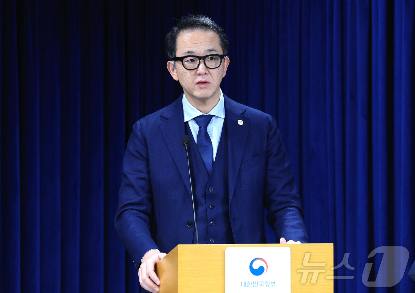 (서울=뉴스1) 임세영 기자 = 야수토 와타나베 아세안+3 거시경제조사기구(AMRO) 소장이 19일 서울 종로구 정부서울청사에서 AMRO 연례협의 결과 기자브리핑을 하고 있다. 2 …