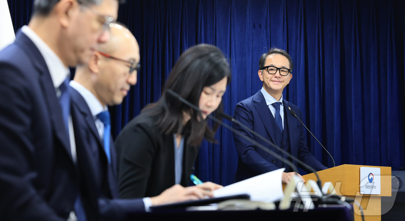 (서울=뉴스1) 임세영 기자 = 야수토 와타나베 아세안+3 거시경제조사기구(AMRO) 소장이 19일 서울 종로구 정부서울청사에서 AMRO 연례협의 결과 기자브리핑을 하고 있다. 2 …