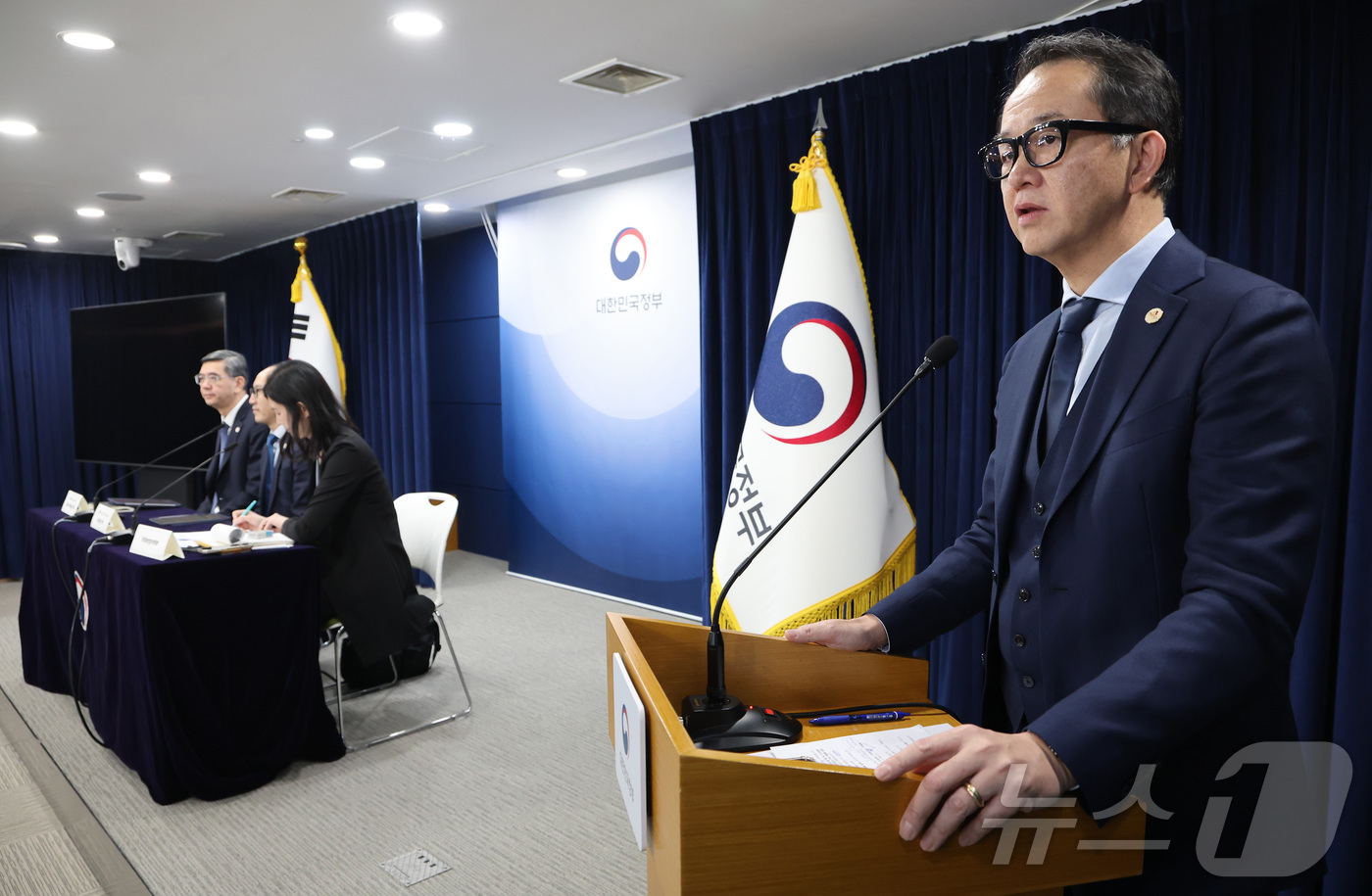 (서울=뉴스1) 임세영 기자 = 야수토 와타나베 아세안+3 거시경제조사기구(AMRO) 소장이 19일 서울 종로구 정부서울청사에서 AMRO 연례협의 결과 기자브리핑을 하고 있다. 2 …