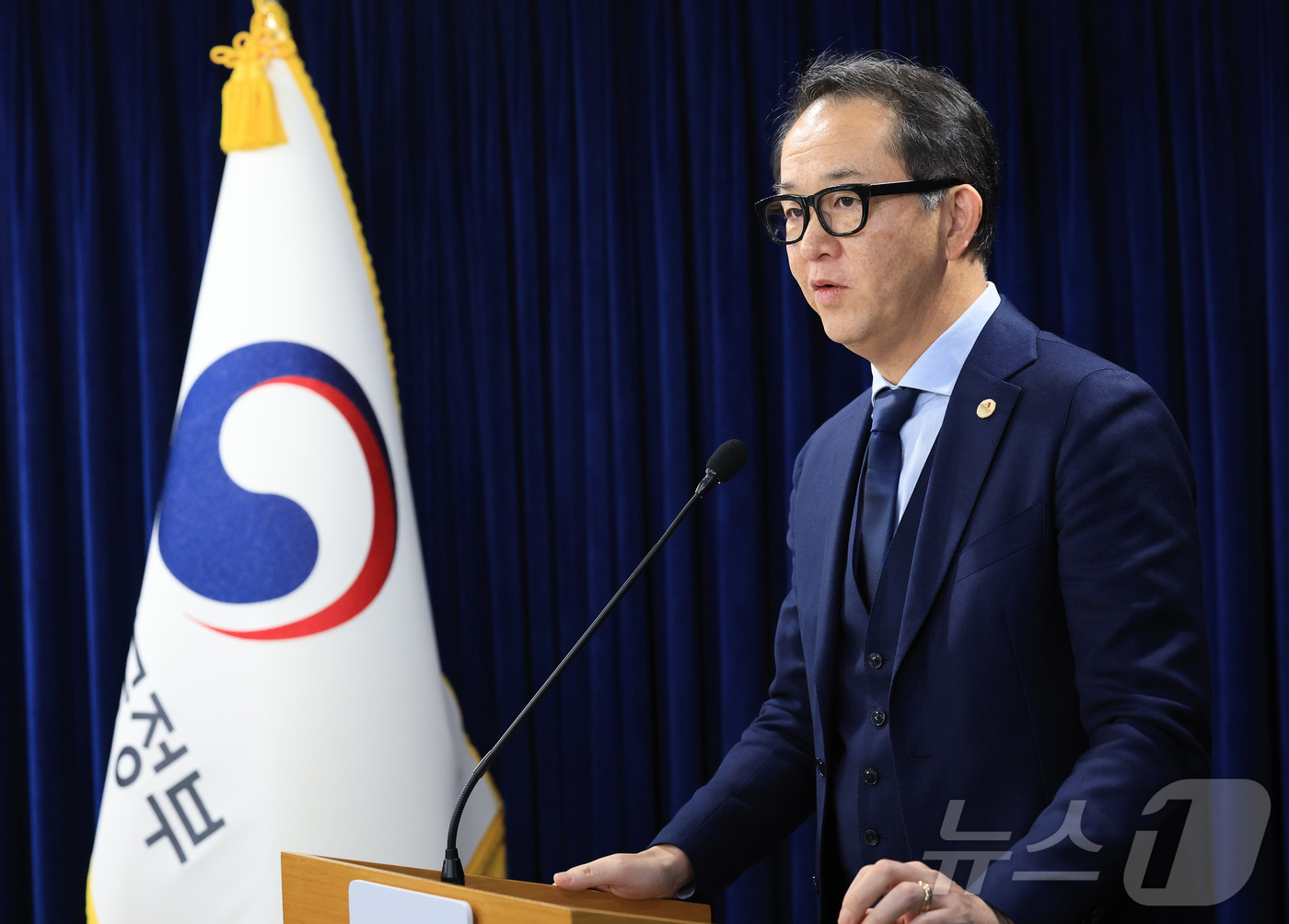 (서울=뉴스1) 임세영 기자 = 야수토 와타나베 아세안+3 거시경제조사기구(AMRO) 소장이 19일 서울 종로구 정부서울청사에서 AMRO 연례협의 결과 기자브리핑을 하고 있다. 2 …