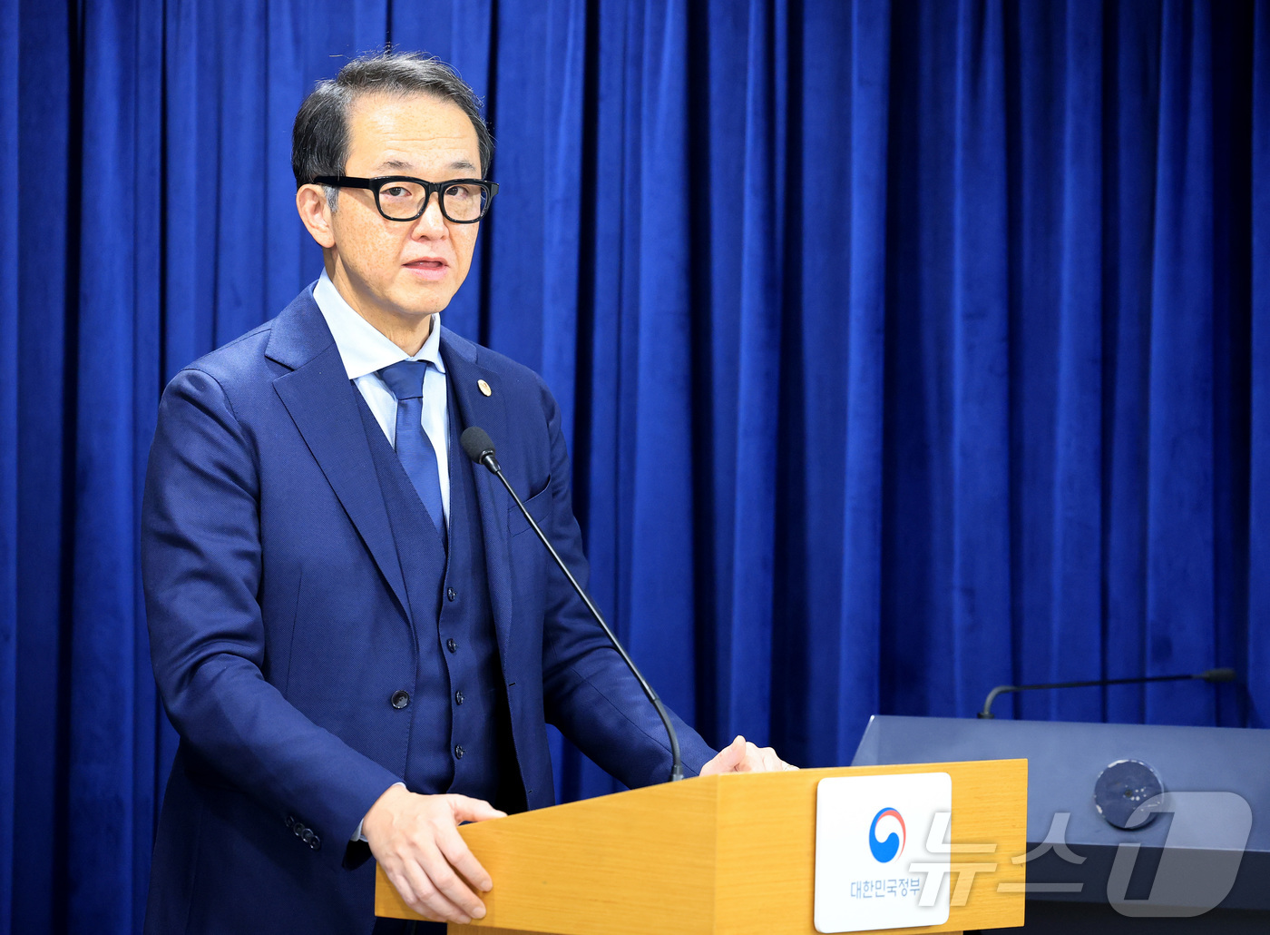 (서울=뉴스1) 임세영 기자 = 야수토 와타나베 아세안+3 거시경제조사기구(AMRO) 소장이 19일 서울 종로구 정부서울청사에서 AMRO 연례협의 결과 기자브리핑을 하고 있다. 2 …