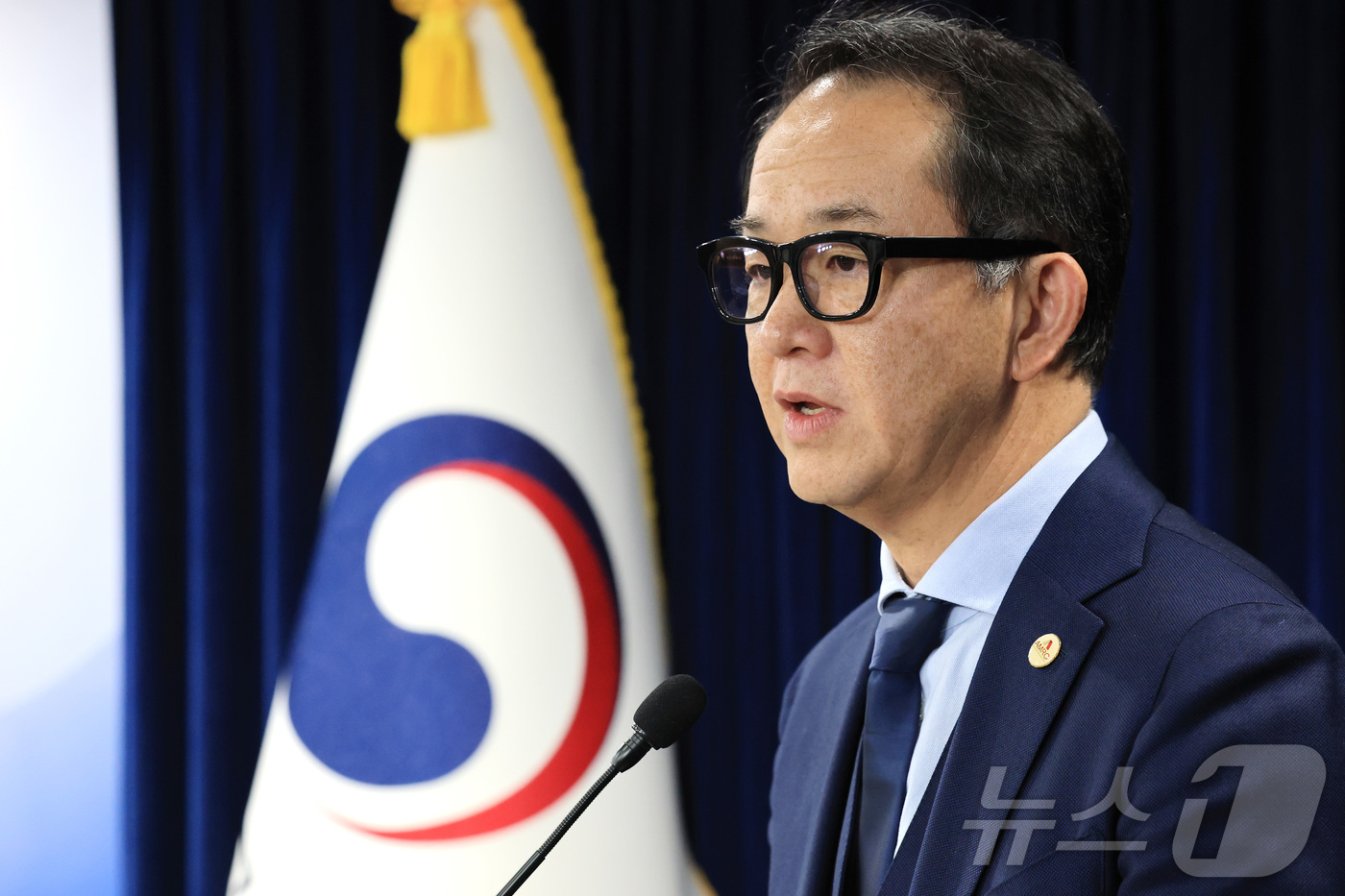 (서울=뉴스1) 임세영 기자 = 야수토 와타나베 아세안+3 거시경제조사기구(AMRO) 소장이 19일 서울 종로구 정부서울청사에서 AMRO 연례협의 결과 기자브리핑을 하고 있다. 2 …