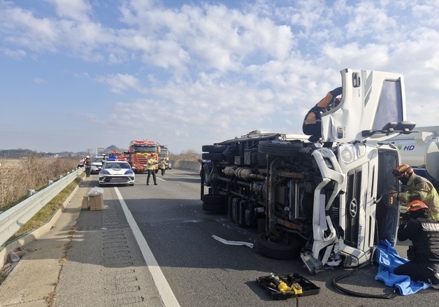 전북 군산서 차량 3대 연속 충돌…4명 부상