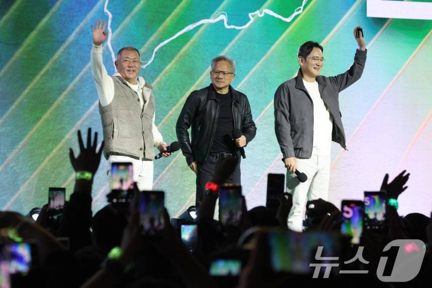 본문 이미지 - 젠슨 황 엔비디아 CEO가 지난해 10월 서울 강남구 코엑스광장에서 지포스(GeForce) 한국 25주년을 기념해 열린 '지포스 게이머 페스티벌'에 이재용 삼성전자 회장, 정의선 현대차그룹 회장과 함께 올라 인사를 하고 있다. (공동취재) ⓒ News1 김진환 기자