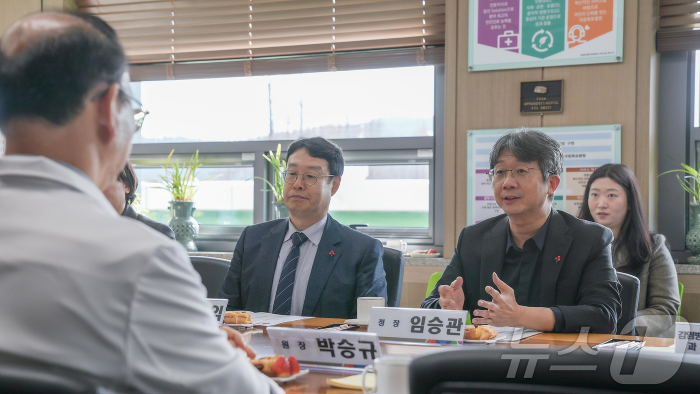 (서울=뉴스1) = 임승관 질병관리청장이 19일 국립목포병원을 방문해 ‘내성결핵 전문치료센터’ 건립 예정 부지 등 추진 상황을 점검하고 관계자들과 대화하고 있다. (질병관리청 제공 …