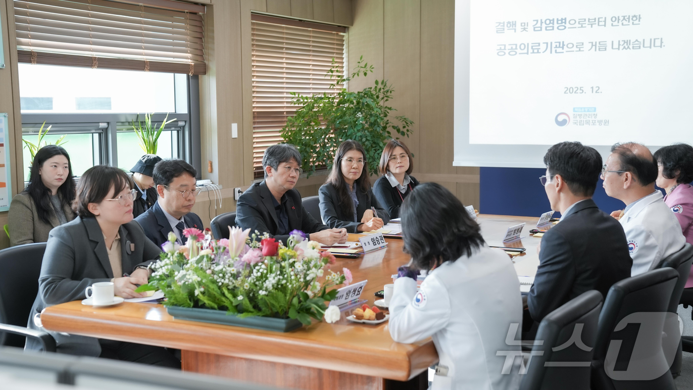 (서울=뉴스1) = 임승관 질병관리청장이 19일 국립목포병원을 방문해 ‘내성결핵 전문치료센터’ 건립 예정 부지 등 추진 상황을 점검하고 관계자들과 대화하고 있다. (질병관리청 제공 …