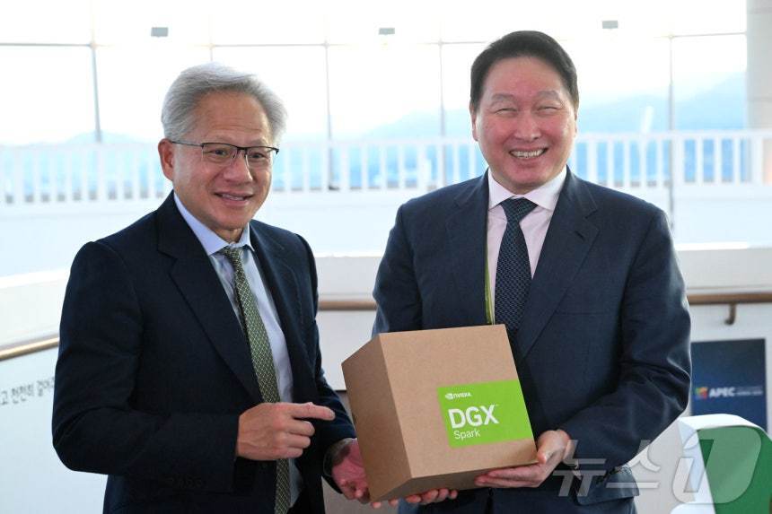 본문 이미지 - 젠슨 황 엔비디아 CEO가 지난해 경북 경주시 경주예술의전당에서 열린 아시아태평양경제협력체(APEC) CEO 서밋에 참석해 최태원 대한상의 회장과 만나 AI슈퍼컴퓨터 'DGX스파크'를 선물하고 있다. (공동취재) ⓒ News1 김민지 기자