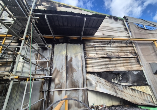 예산 덕산면 타일 제조 공장서 불…7억 원 피해