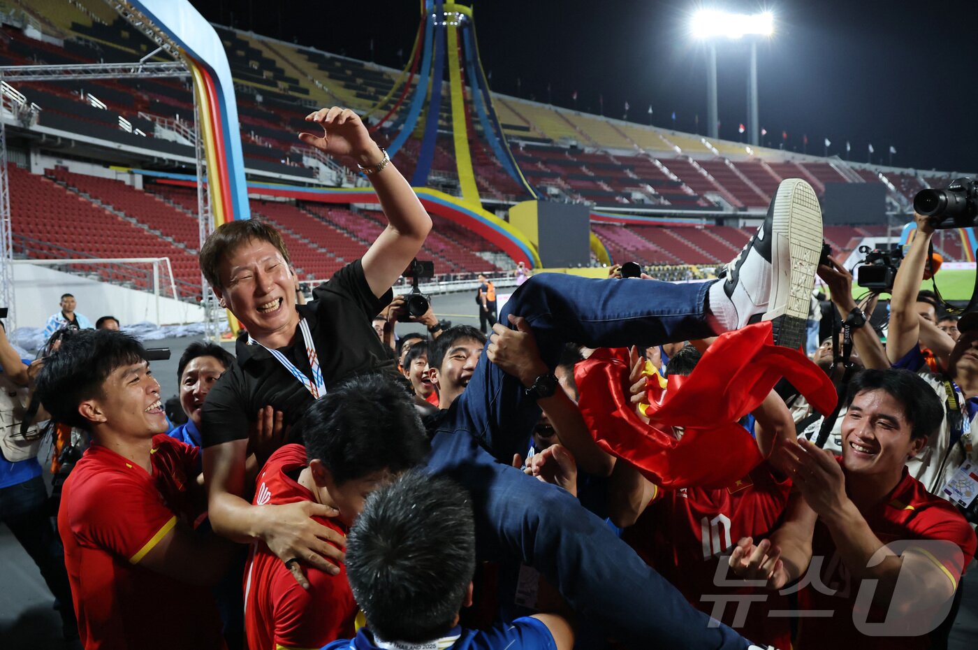 본문 이미지 - 베트남 선수들로부터 축하를 받는 김상식 감독ⓒ 로이터=뉴스1