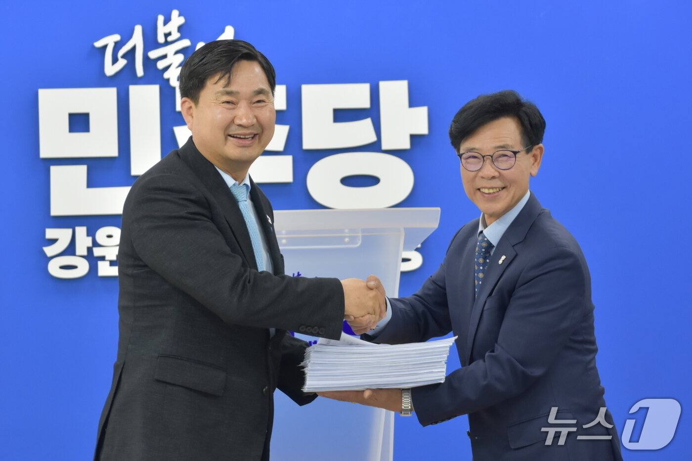 본문 이미지 - 지난 5월 김한근 전 강원 강릉시장(사진 오른쪽) 더불어민주당 입당식 당시.(더불어민주당 강원도당 제공, 재판매 및 DB 금지)