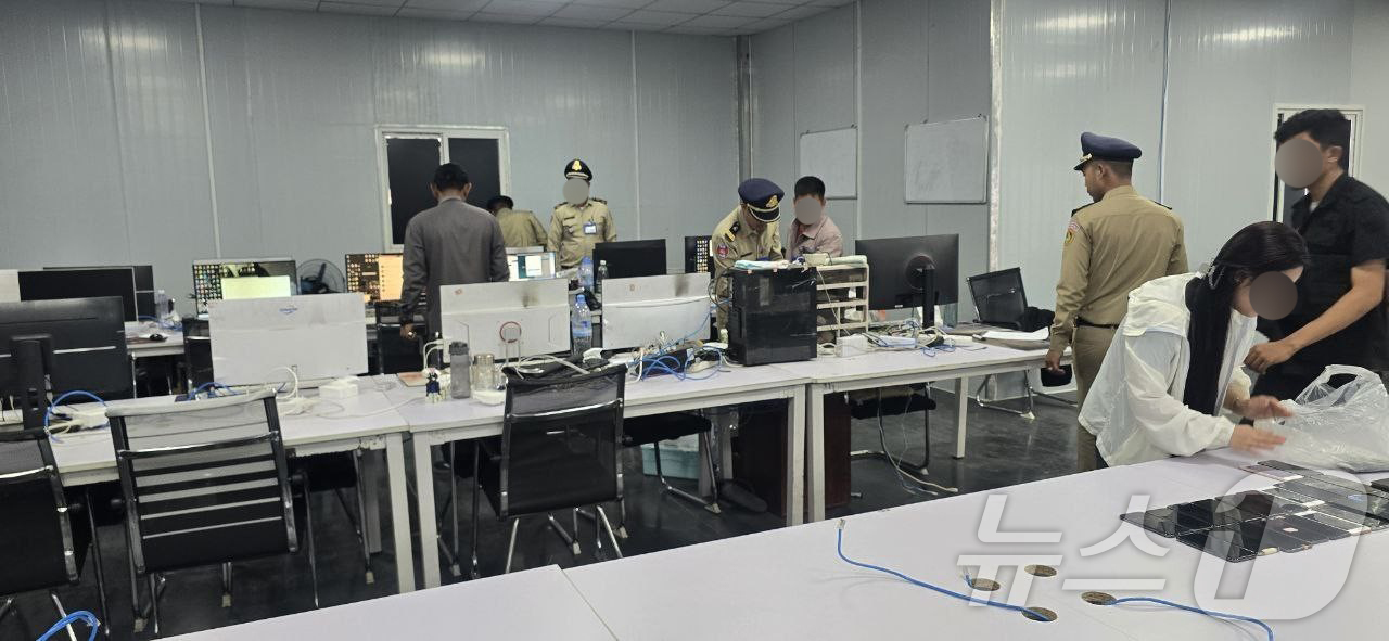 (서울=뉴스1) = 경찰청은 한국-캄보디아 '코리아 전담반'을 통해 스캠 단지 내 감금 중이던 우리 국민 1명(남, 20대)을 구출하고, 범죄 혐의자 26명을 현지에서 검거했다고 …