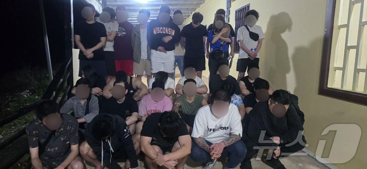 (서울=뉴스1) = 경찰청은 한국-캄보디아 '코리아 전담반'을 통해 스캠 단지 내 감금 중이던 우리 국민 1명(남, 20대)을 구출하고, 범죄 혐의자 26명을 현지에서 검거했다고 …