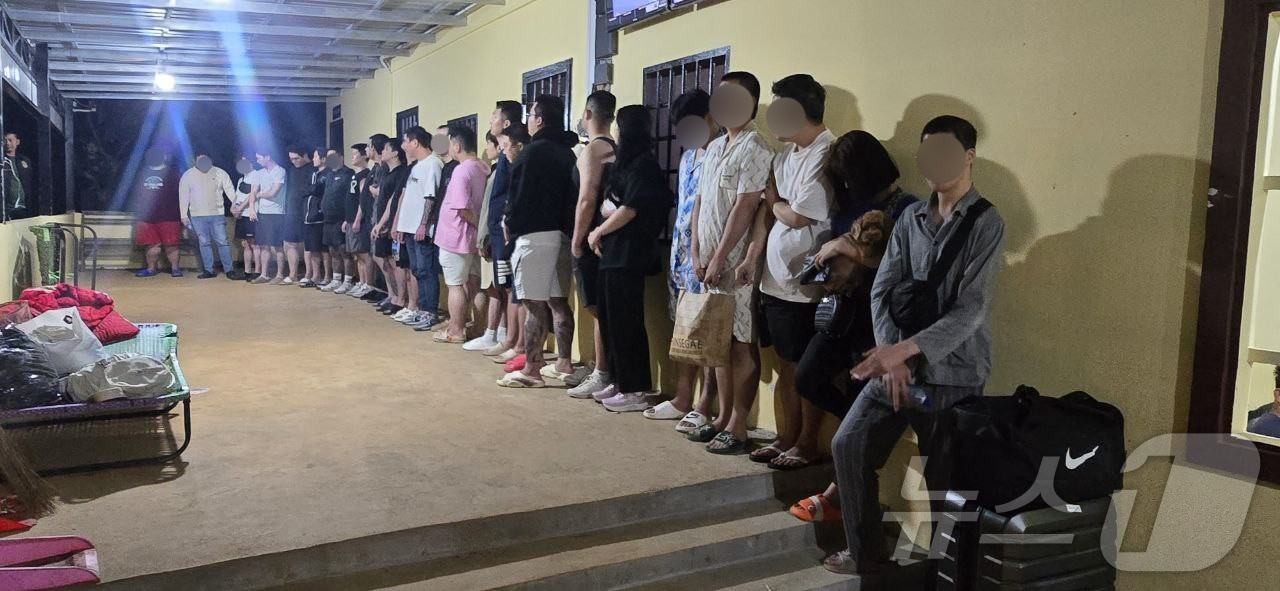 (서울=뉴스1) = 경찰청은 한국-캄보디아 '코리아 전담반'을 통해 스캠 단지 내 감금 중이던 우리 국민 1명(남, 20대)을 구출하고, 범죄 혐의자 26명을 현지에서 검거했다고 …