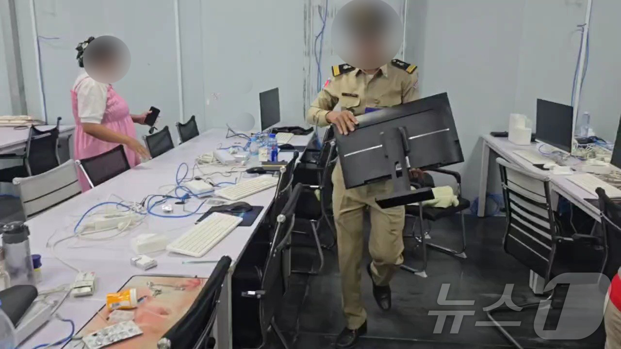 (서울=뉴스1) = 경찰청은 한국-캄보디아 '코리아 전담반'을 통해 스캠 단지 내 감금 중이던 우리 국민 1명(남, 20대)을 구출하고, 범죄 혐의자 26명을 현지에서 검거했다고 …