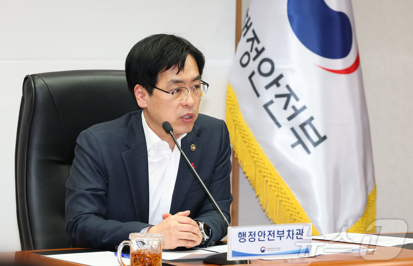 (서울=뉴스1) = 김민재 행정안전부 차관이 19일 오후 서울 종로구 정부서울청사에서 열린 ‘대전·충남 행정통합 관련 회의’에 참석해 인사말을 하고 있다. (행정안전부 제공. 재판 …