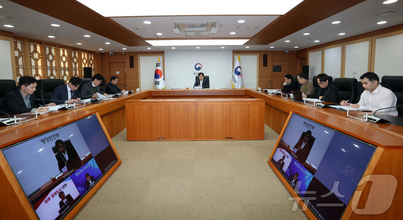 (서울=뉴스1) = 김민재 행정안전부 차관이 19일 오후 서울 종로구 정부서울청사에서 열린 ‘대전·충남 행정통합 관련 회의’에 참석해 인사말을 하고 있다. (행정안전부 제공. 재판 …