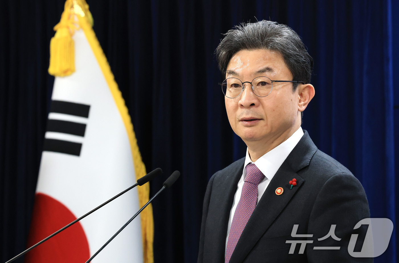 (서울=뉴스1) 임세영 기자 = 이억원 금융위원장이 19일 서울 종로구 정부서울청사에서 업무보고 사후 브리핑을 하고 있다. 2025.12.19/뉴스1