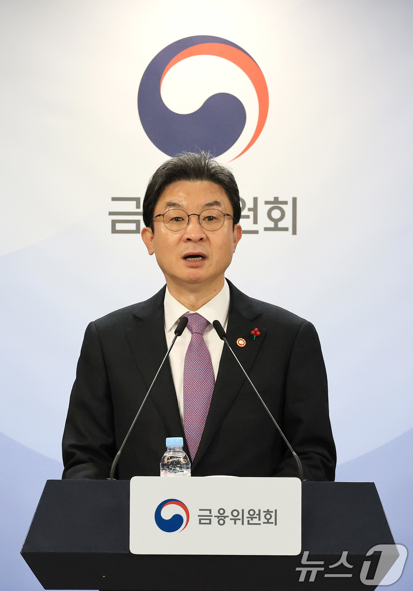 (서울=뉴스1) 임세영 기자 = 이억원 금융위원장이 19일 서울 종로구 정부서울청사에서 업무보고 사후 브리핑을 하고 있다. 2025.12.19/뉴스1