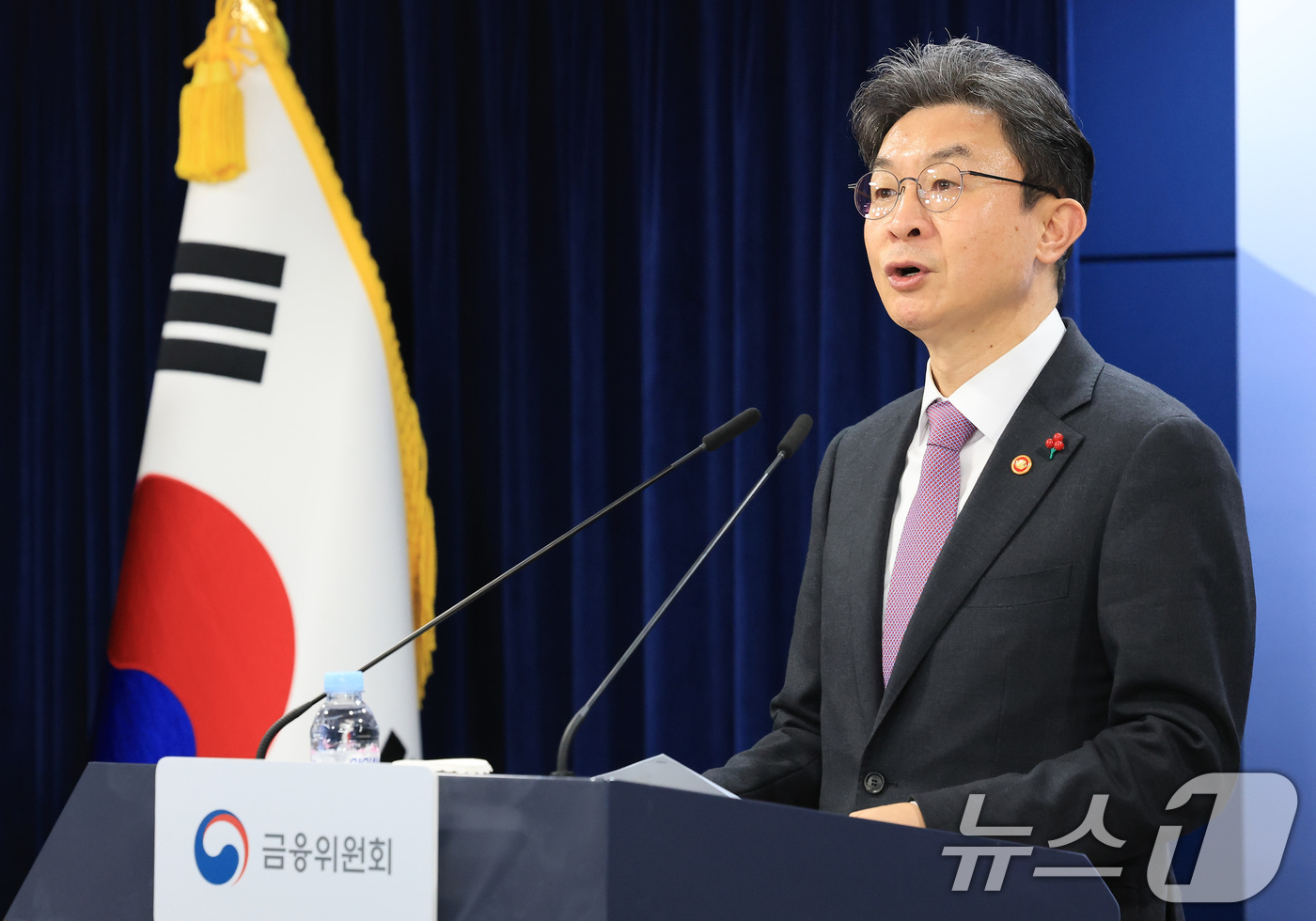 (서울=뉴스1) 임세영 기자 = 이억원 금융위원장이 19일 서울 종로구 정부서울청사에서 업무보고 사후 브리핑을 하고 있다. 2025.12.19/뉴스1