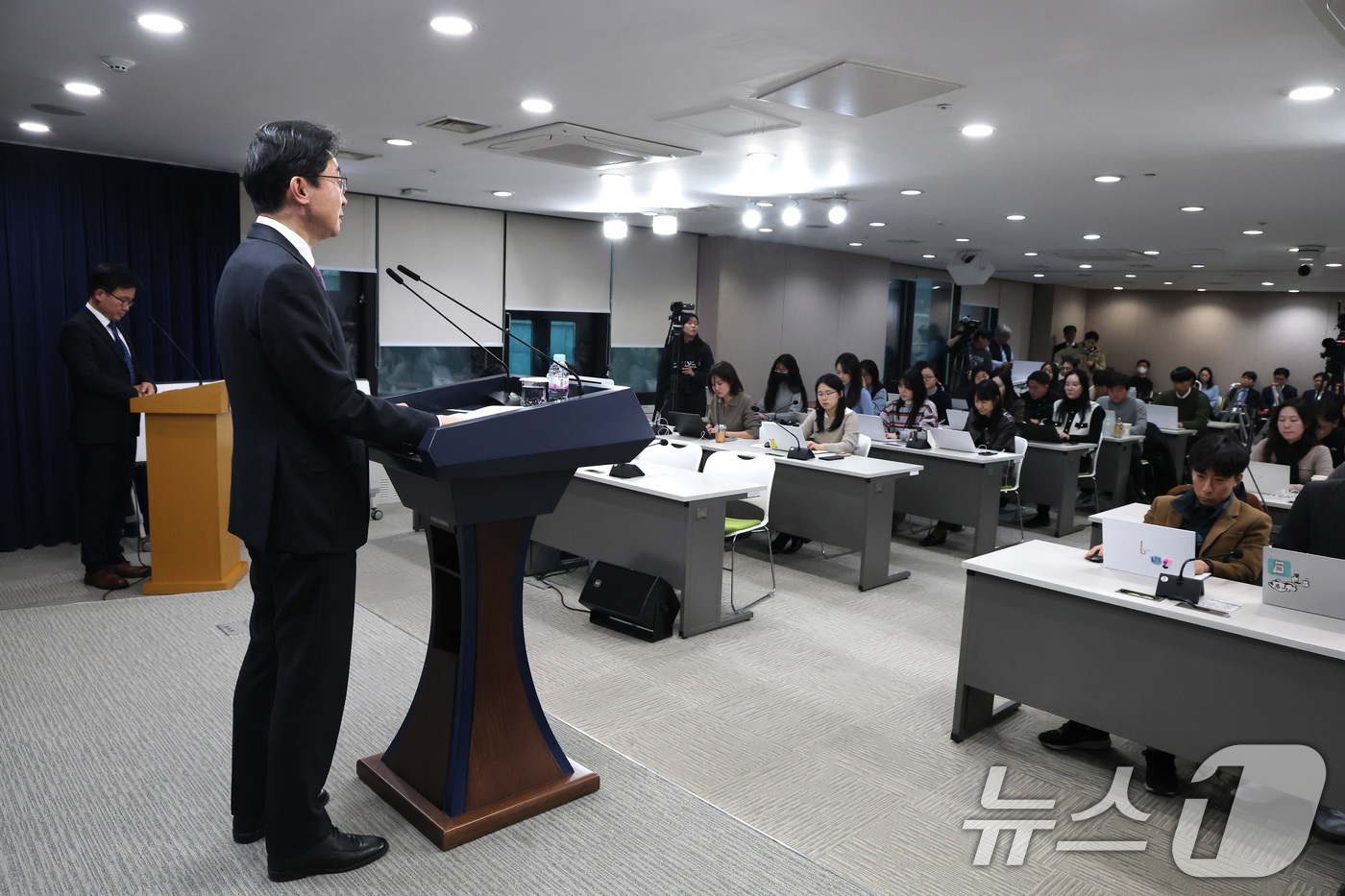 (서울=뉴스1) 임세영 기자 = 이억원 금융위원장이 19일 서울 종로구 정부서울청사에서 업무보고 사후 브리핑을 하고 있다. 2025.12.19/뉴스1