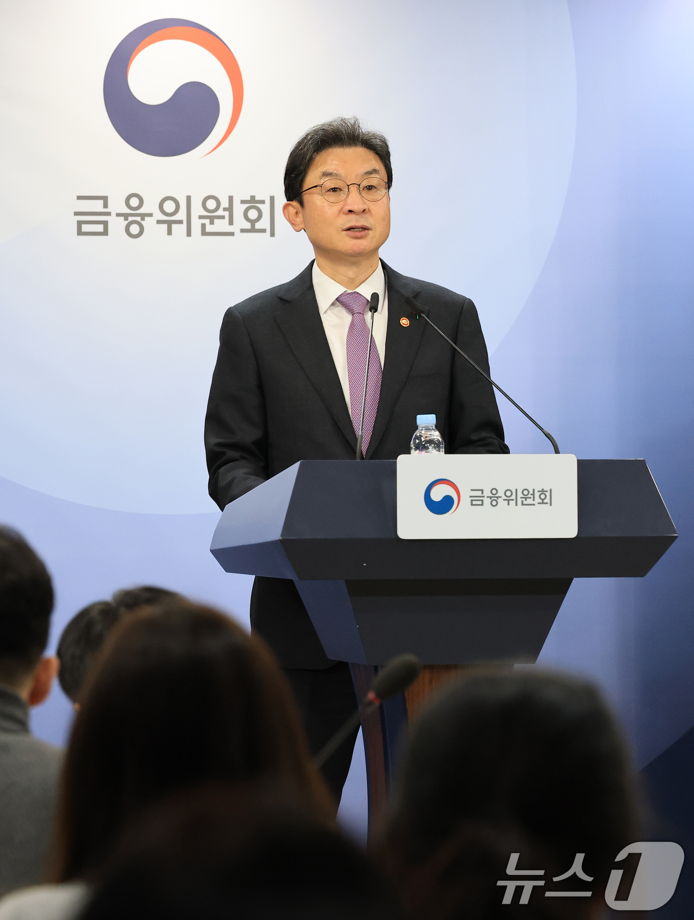 (서울=뉴스1) 임세영 기자 = 이억원 금융위원장이 19일 서울 종로구 정부서울청사에서 업무보고 사후 브리핑을 하고 있다. 2025.12.19/뉴스1