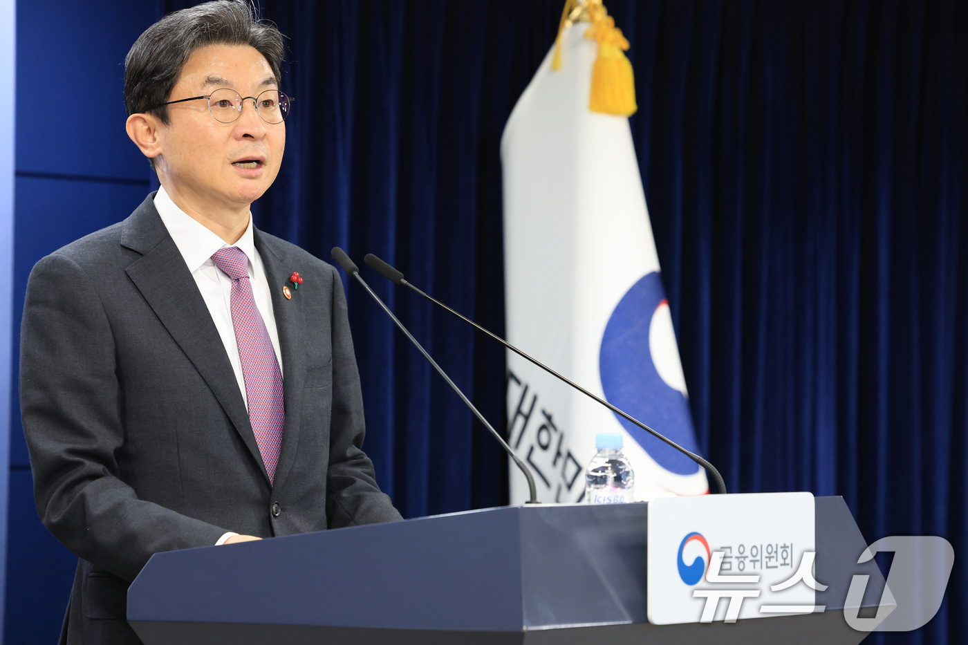 (서울=뉴스1) 임세영 기자 = 이억원 금융위원장이 19일 서울 종로구 정부서울청사에서 업무보고 사후 브리핑을 하고 있다. 2025.12.19/뉴스1