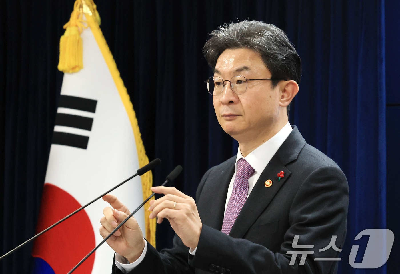 (서울=뉴스1) 임세영 기자 = 이억원 금융위원장이 19일 서울 종로구 정부서울청사에서 업무보고 사후 브리핑을 하고 있다. 2025.12.19/뉴스1