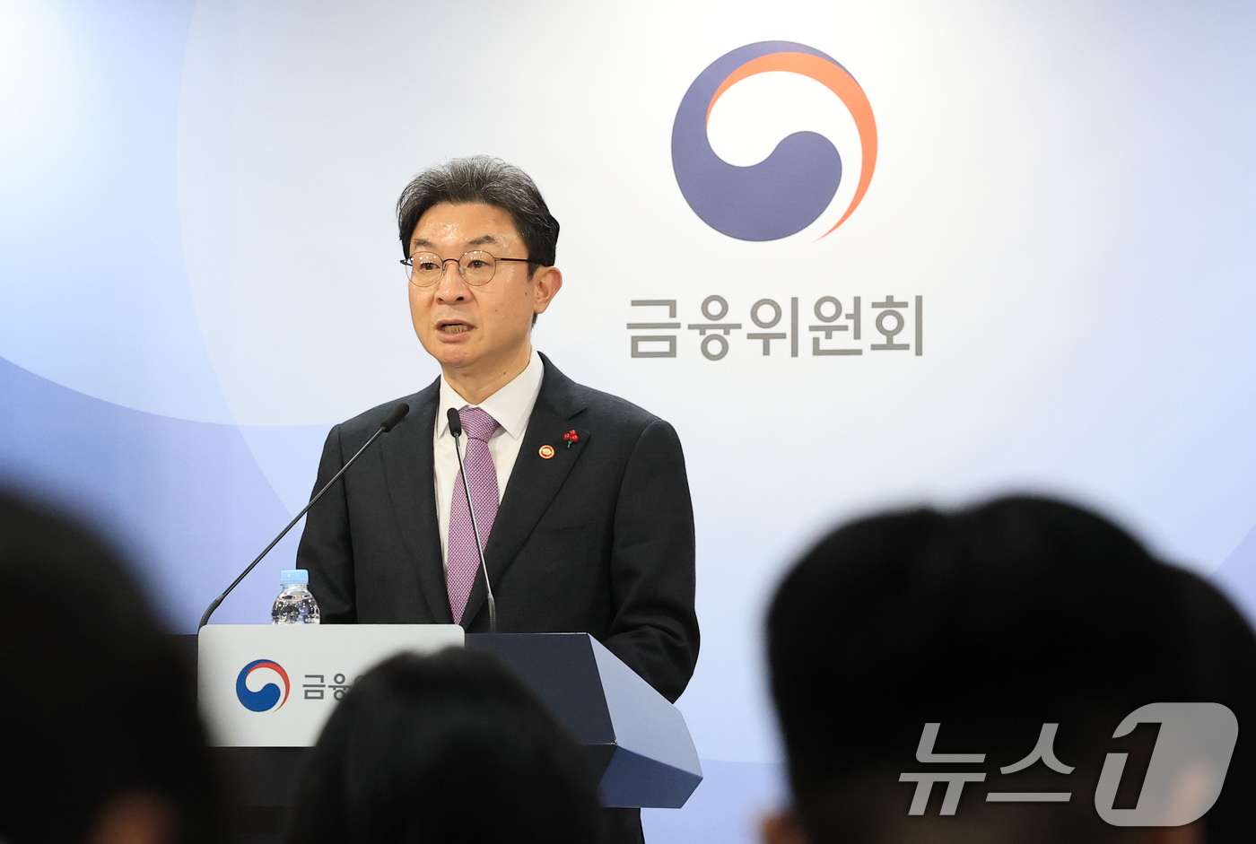 (서울=뉴스1) 임세영 기자 = 이억원 금융위원장이 19일 서울 종로구 정부서울청사에서 업무보고 사후 브리핑을 하고 있다. 2025.12.19/뉴스1